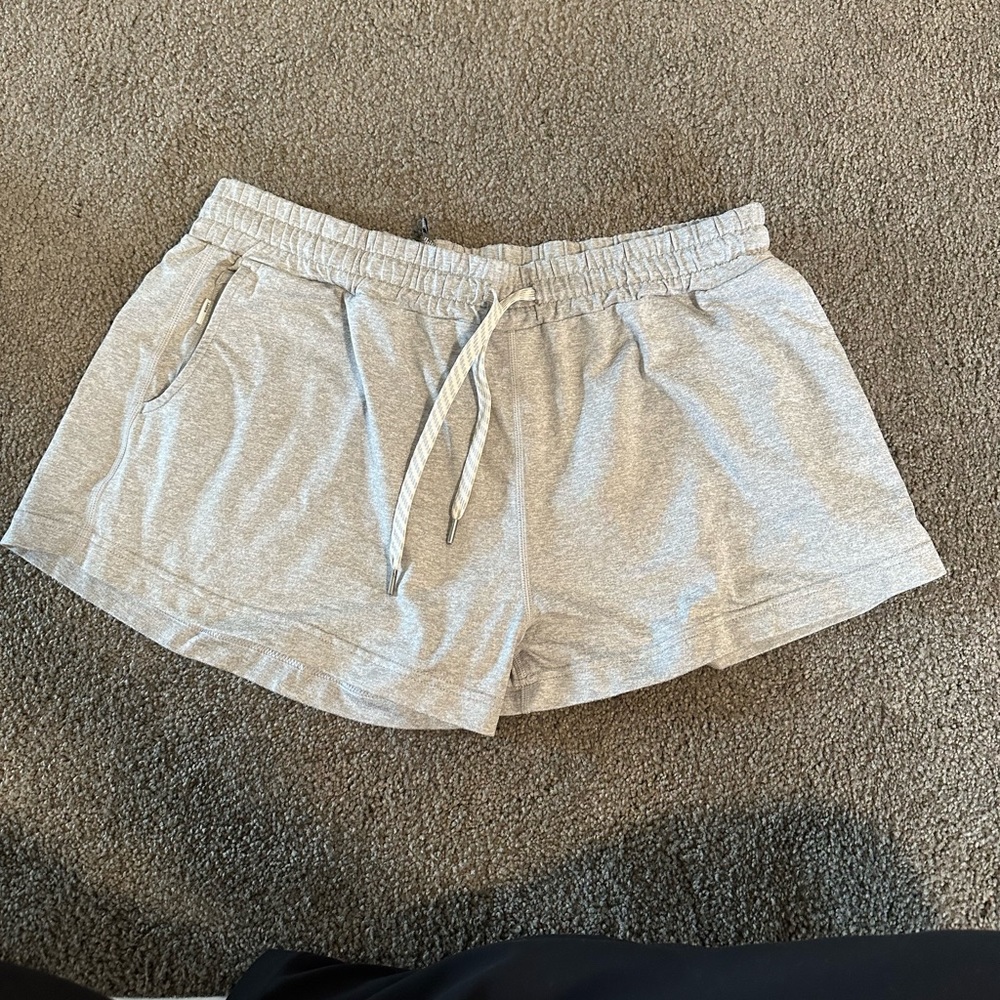 Vuori Halo Light Gray Athletic Shorts Size L